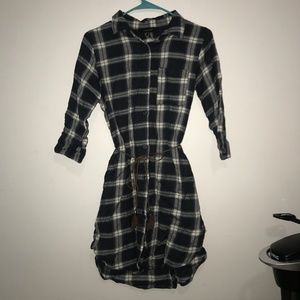 Cute button up patterned dress with brown belt.